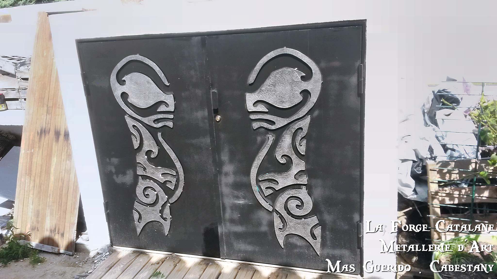 porte sur machinerie piscine en relief decoupe laser forge catalane.jpg